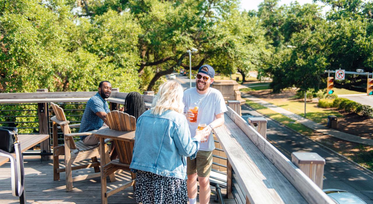 在深受当地人欢迎的 The Chimes 餐厅的屋顶露台享受饮品