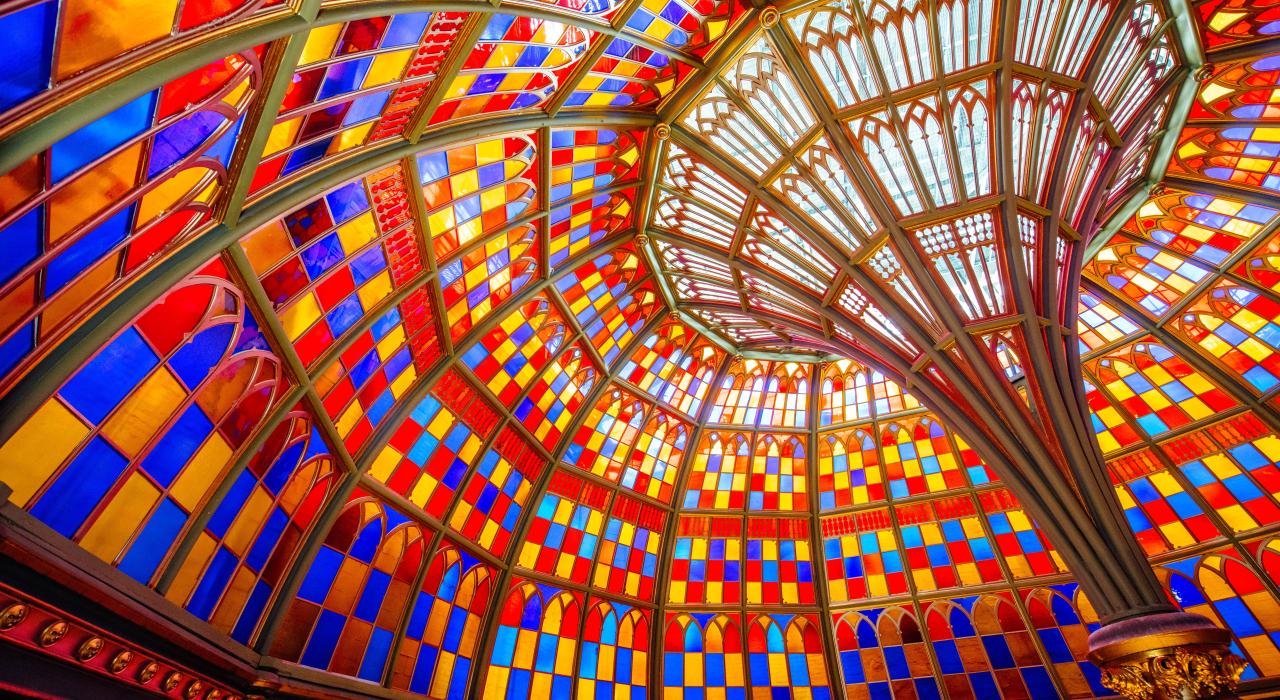 色彩斑斓的彩色玻璃装点着旧州议会大厦