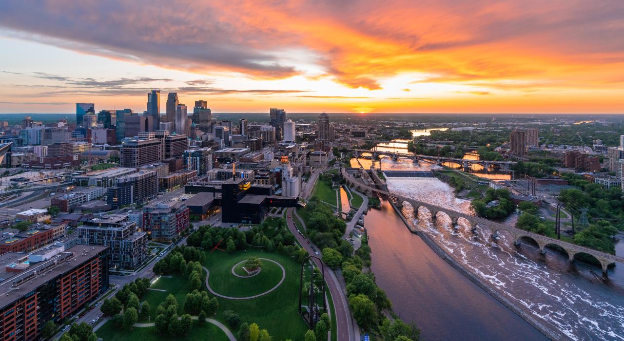 明尼苏达州明尼阿波利斯天际线和密西西比河上空的日落美景