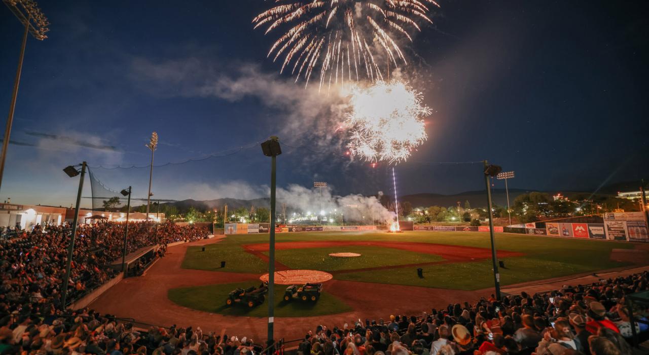 职业棒球队米苏拉麋鹿队主场 Ogren Park 公园上空的烟花秀 职业棒球队米苏拉麋鹿队主场 Ogren Park 公园上空的烟花秀