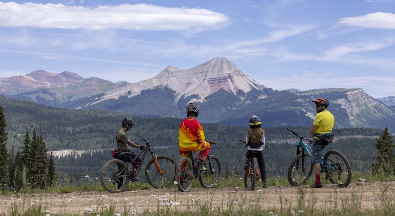 在炼狱度假村骑山地自行车