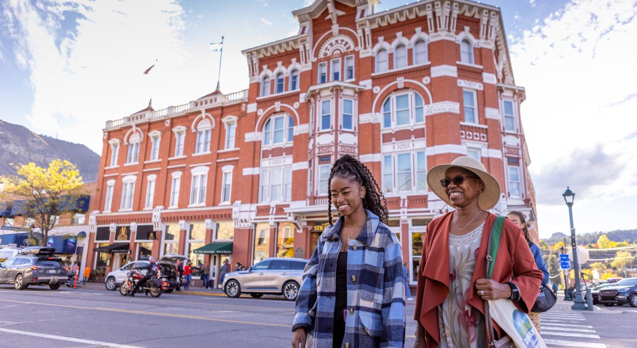 从历史悠久的史崔特酒店开始探索杜兰戈市中心