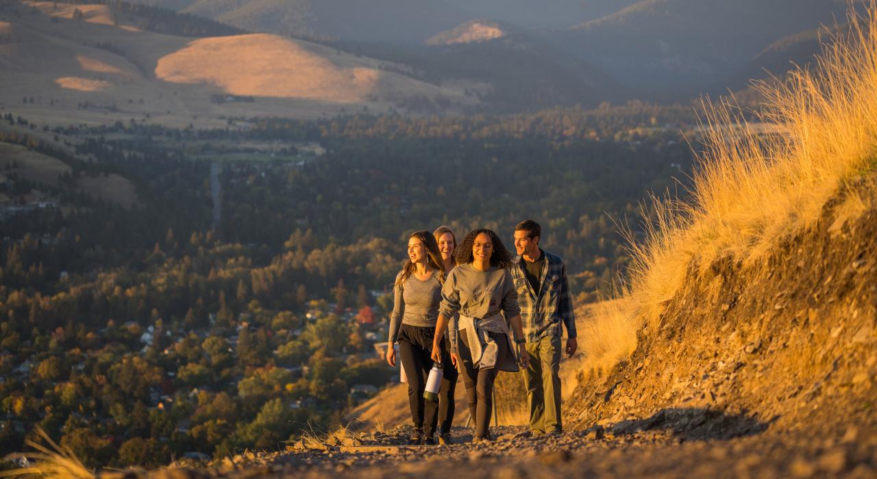 在日落时分徒步攀登哨兵山的“M”形步道 在日落时分徒步攀登哨兵山的“M”形步道