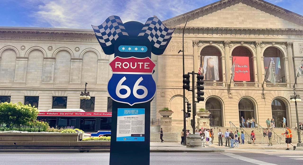 位于伊利诺伊州芝加哥的芝加哥美术馆前方的 66 号公路起点标志柱