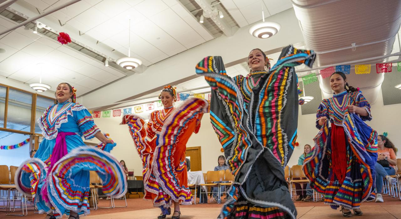 梅萨嘉年华活动期间，杜兰戈民间芭蕾舞团在福特路易斯学院献上精彩表演
