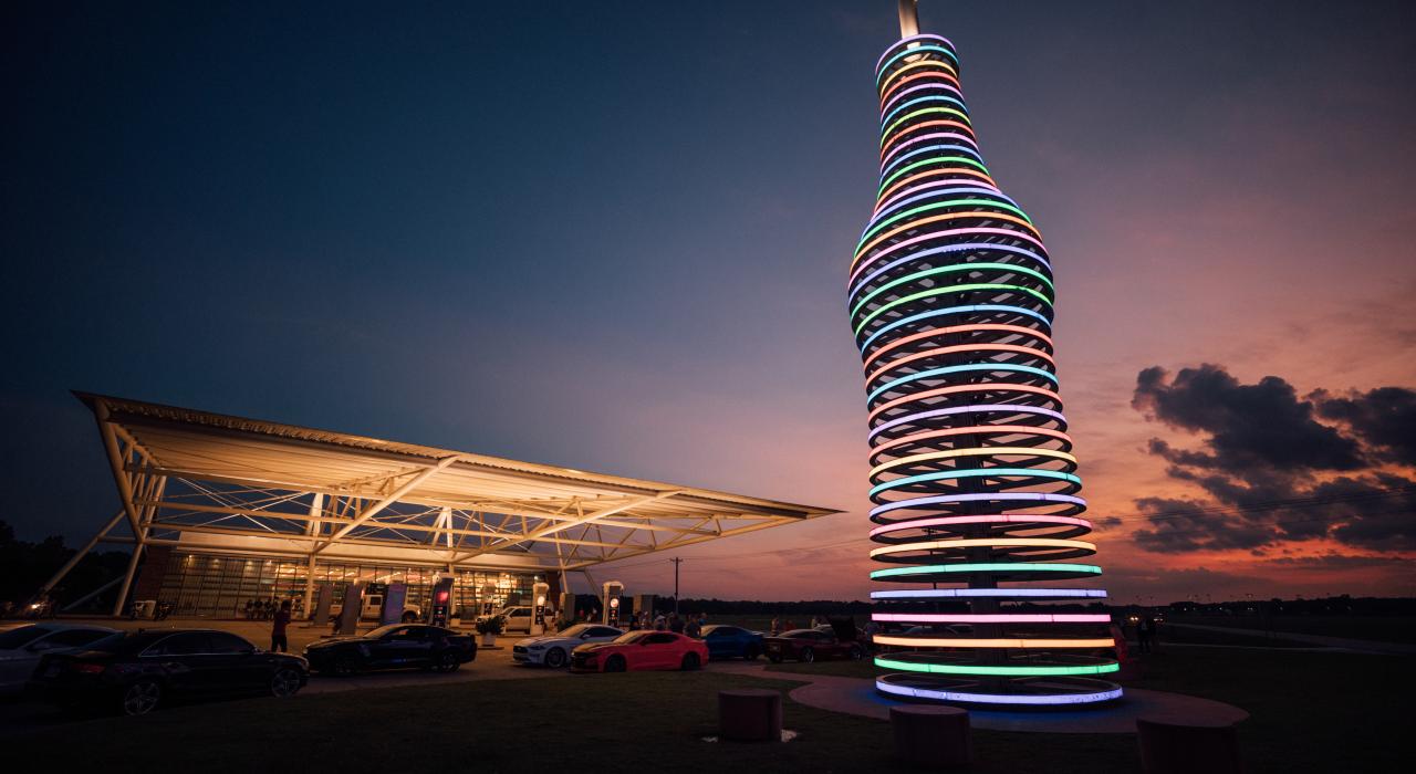 俄克拉荷马州阿卡迪亚 Pops 66 Soda Ranch 餐厅外的巨型苏打水瓶雕塑