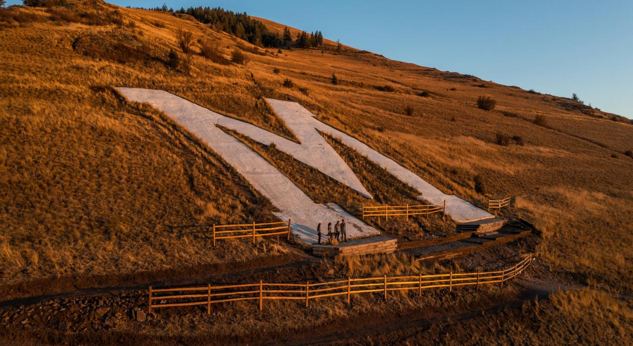 巍然矗立的哨兵山俯瞰着米苏拉镇,山体上标有代表蒙大拿大学的巨型“M”标志 巍然矗立的哨兵山俯瞰着米苏拉镇,山体上标有代表蒙大拿大学的巨型“M”标志