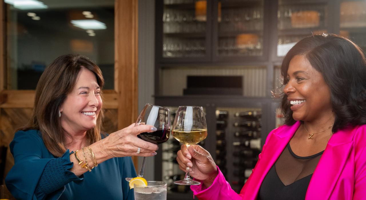 在 Harveys 餐厅举杯畅饮