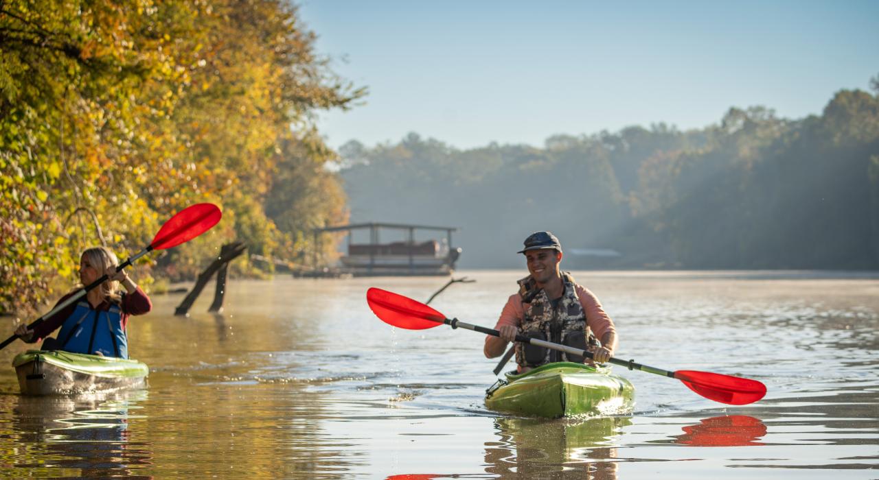 在汤比格比河 (Tombigbee River) 上划皮划艇