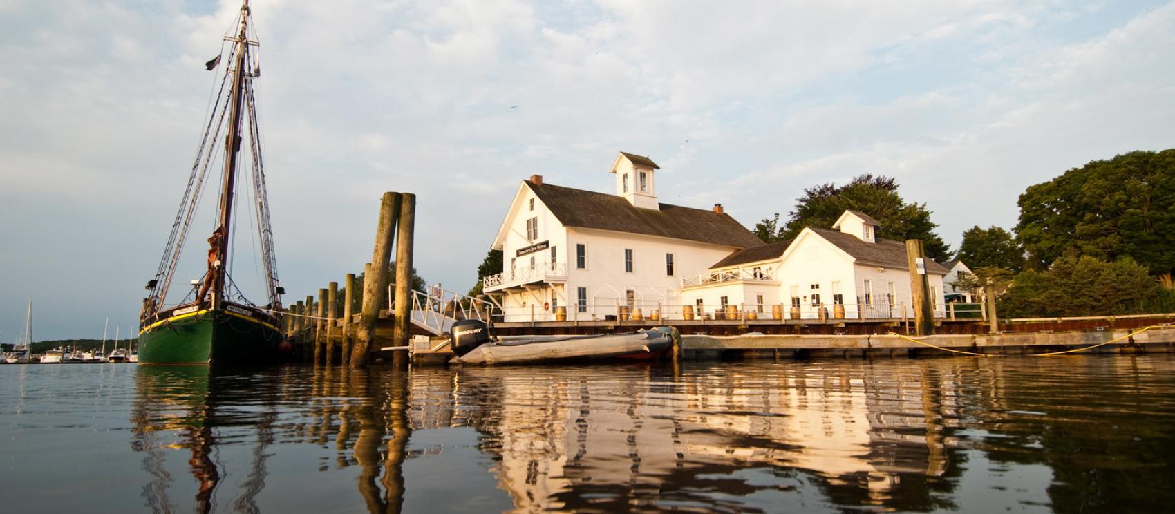 停靠在埃塞克斯康涅狄格河上的船只