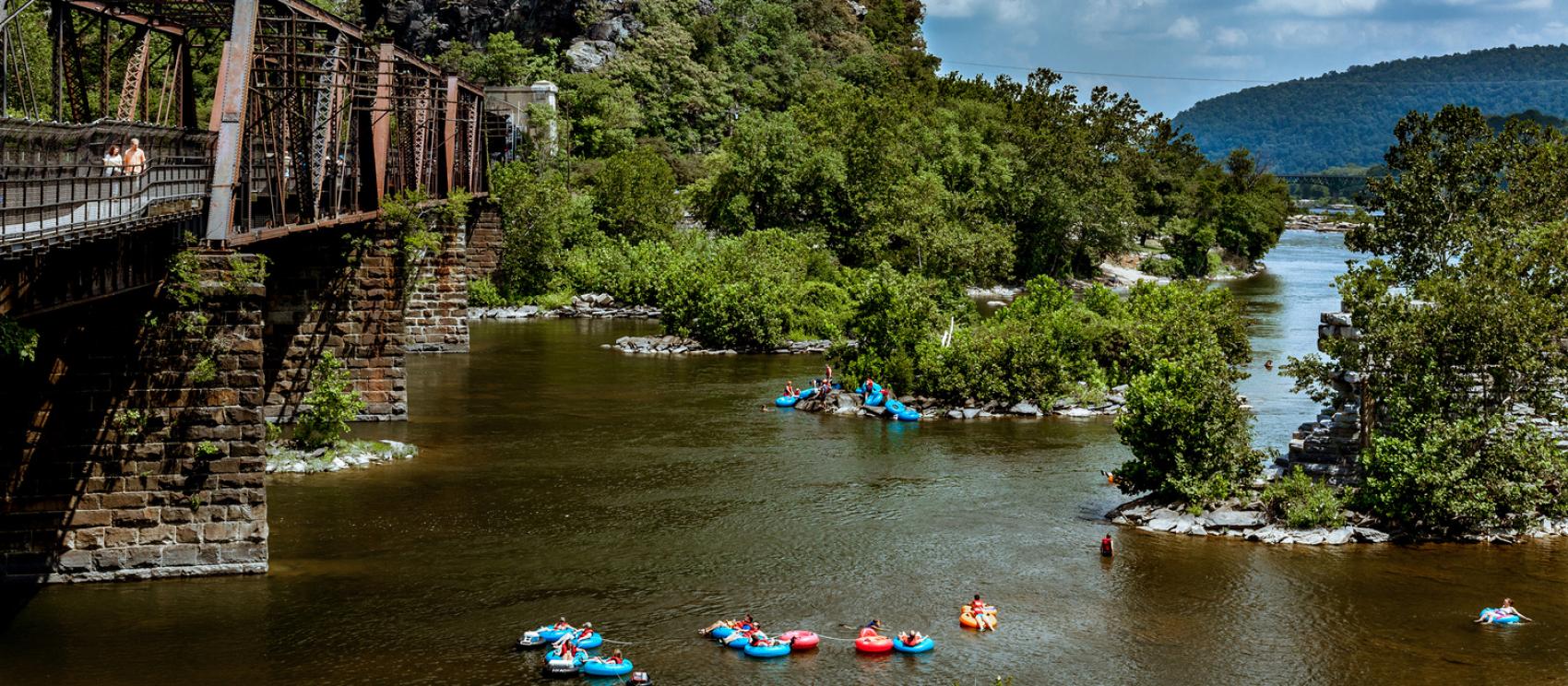 仙纳度河桥下漂流