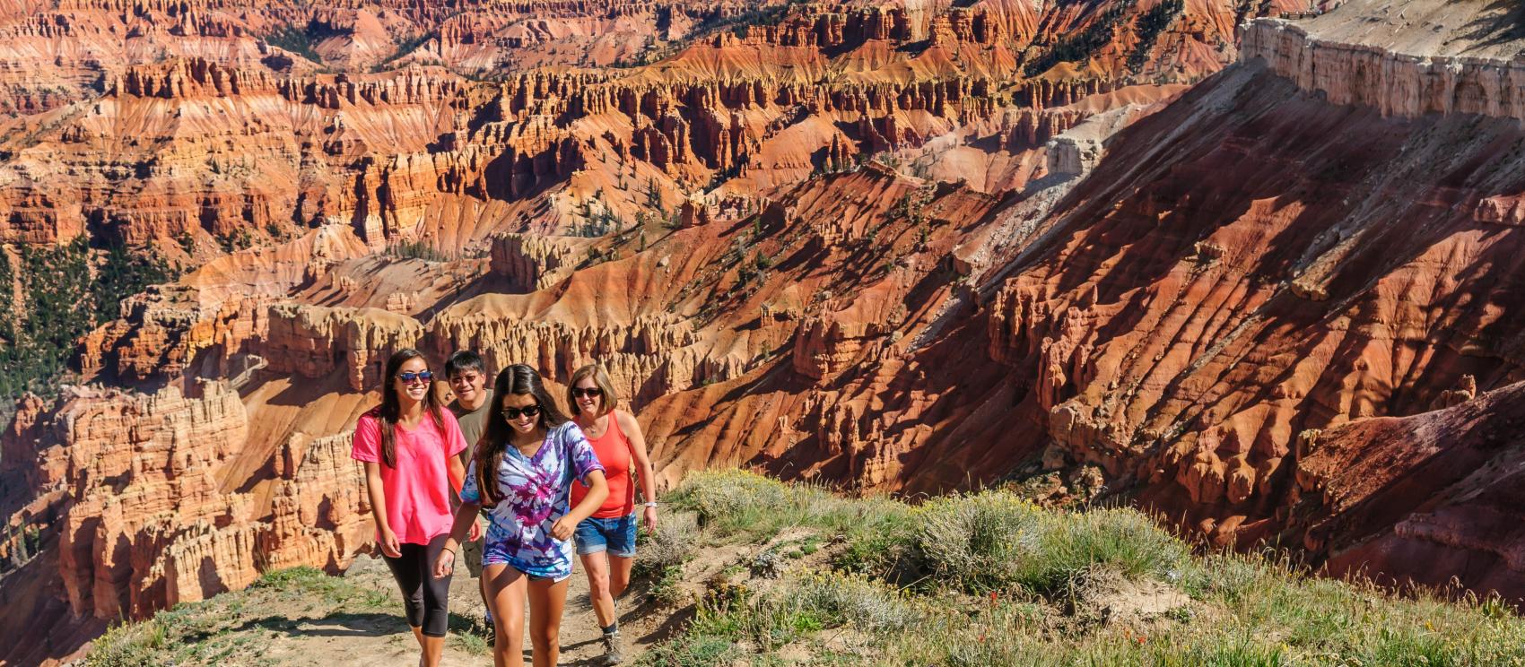 在锡达城附近的锡达布雷克斯国家保护区徒步