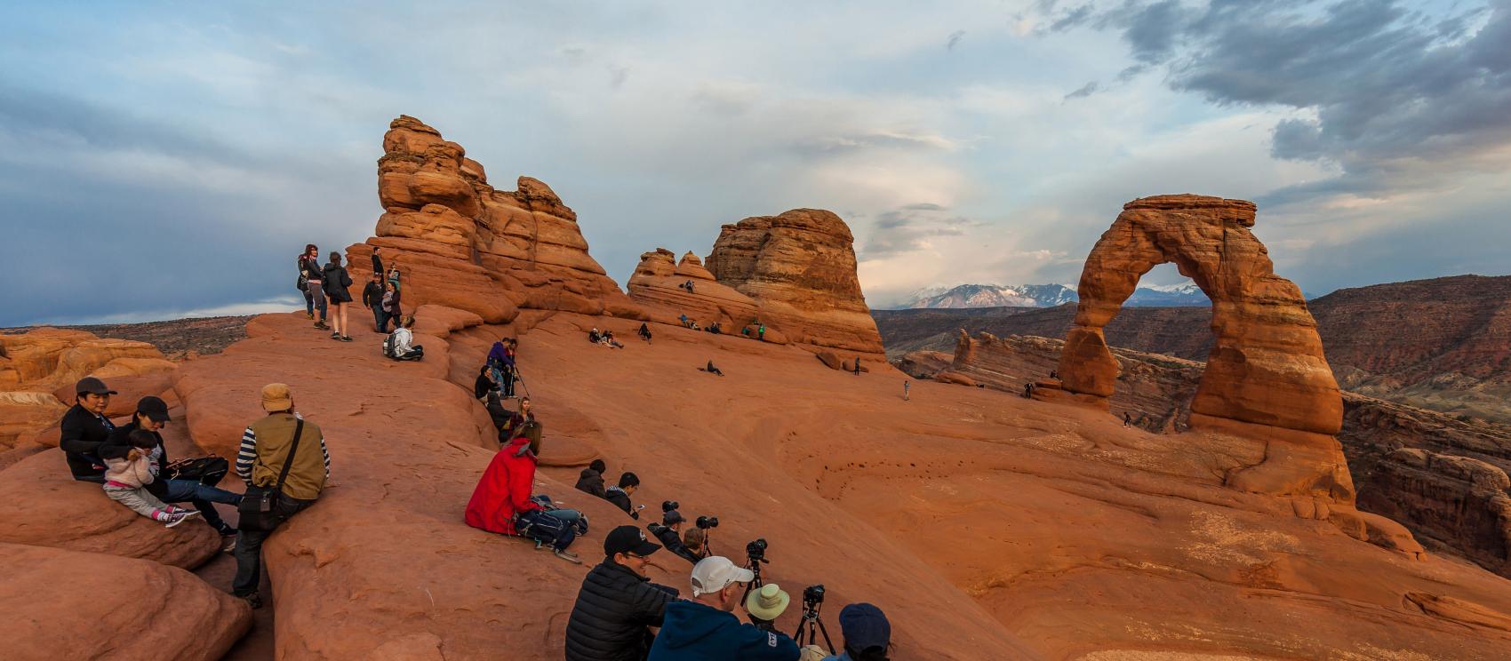 在拱门国家公园欣赏精致拱门的日落风光