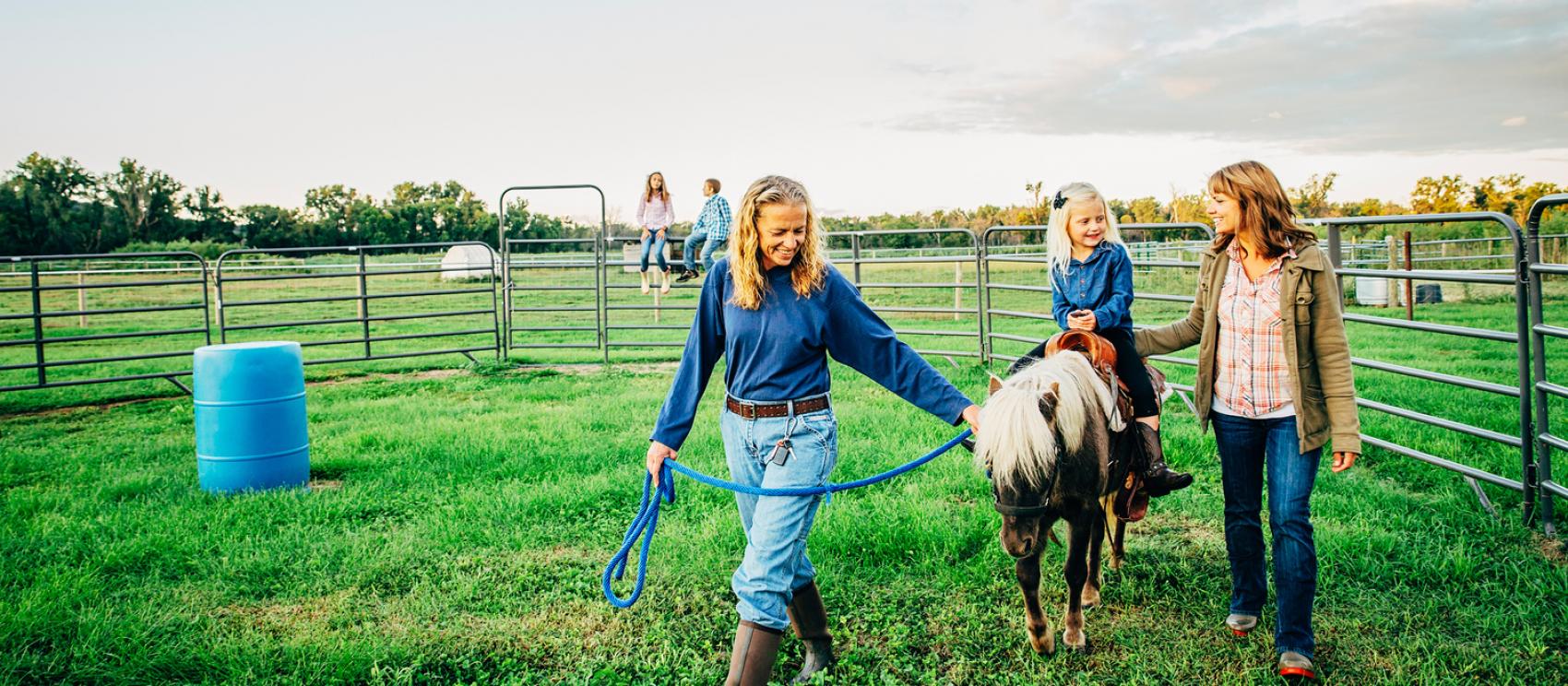 与当地牧场主共享天伦