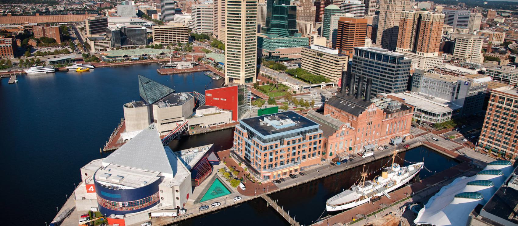 俯瞰巴尔的摩市中心天际线