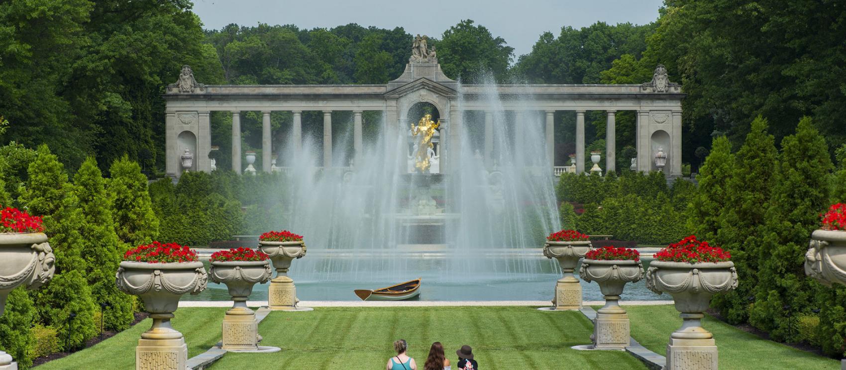 在威明顿的内穆尔庄园草地上度过平静悠闲的一天