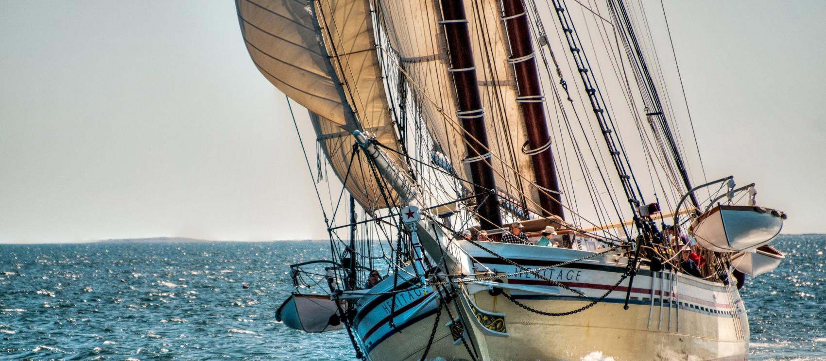 大西洋上满帆航行的帆船 Heritage 号