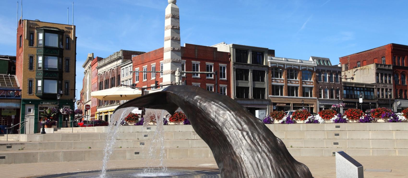 新伦敦市中心的鲸尾雕塑喷泉