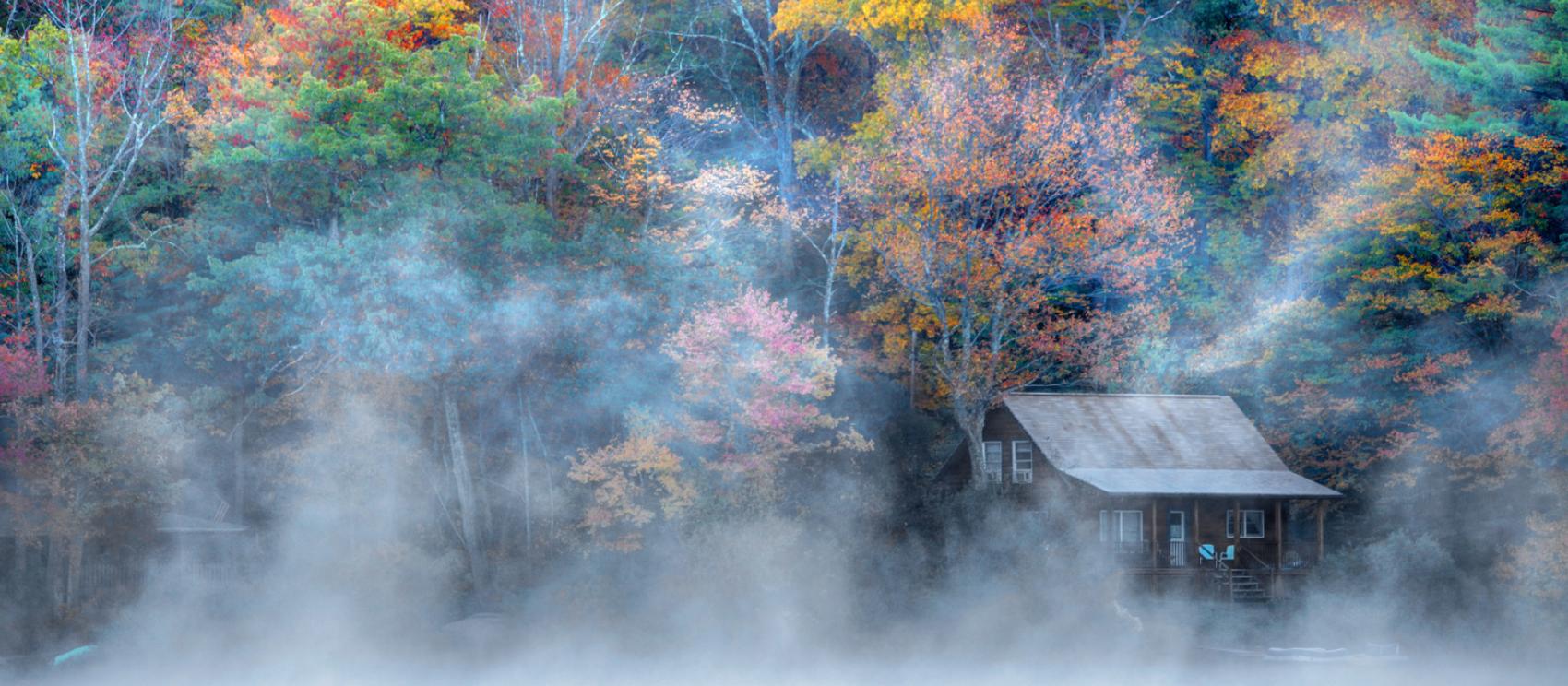 秋日的清晨，利奇菲尔德山水滨小屋笼罩在雾气下