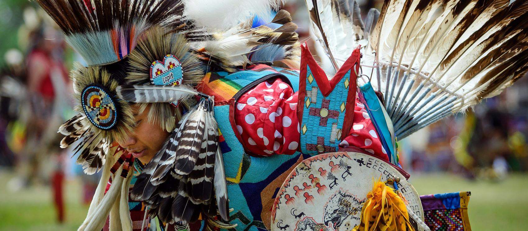 一年一度的 SWO Powwow 帕瓦节是该州历史最悠久的帕瓦节，这是节日中的一位舞蹈选手