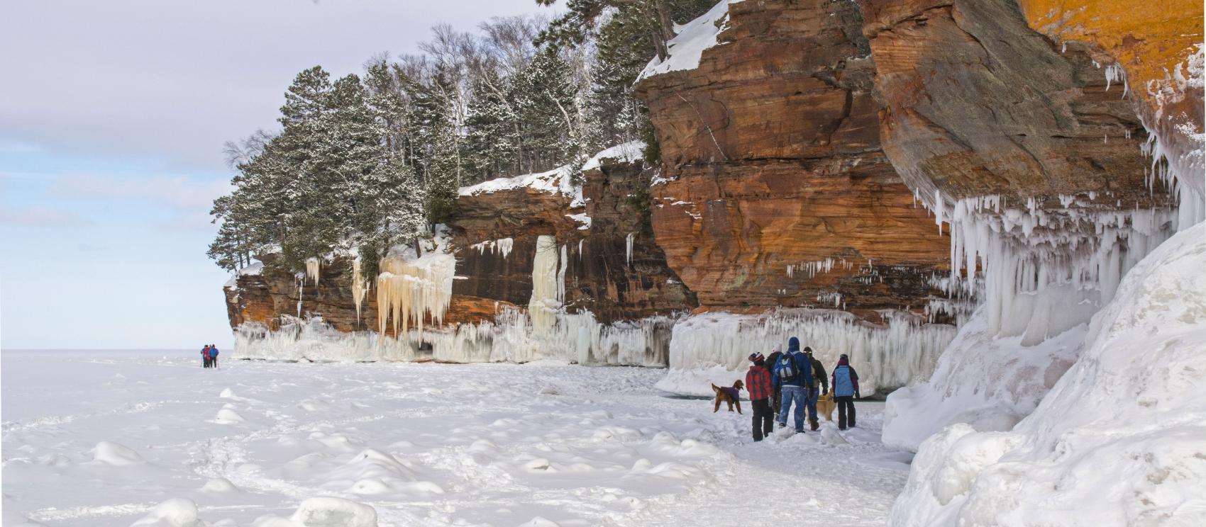 使徒群岛国家湖岸冰洞的冬日仙境