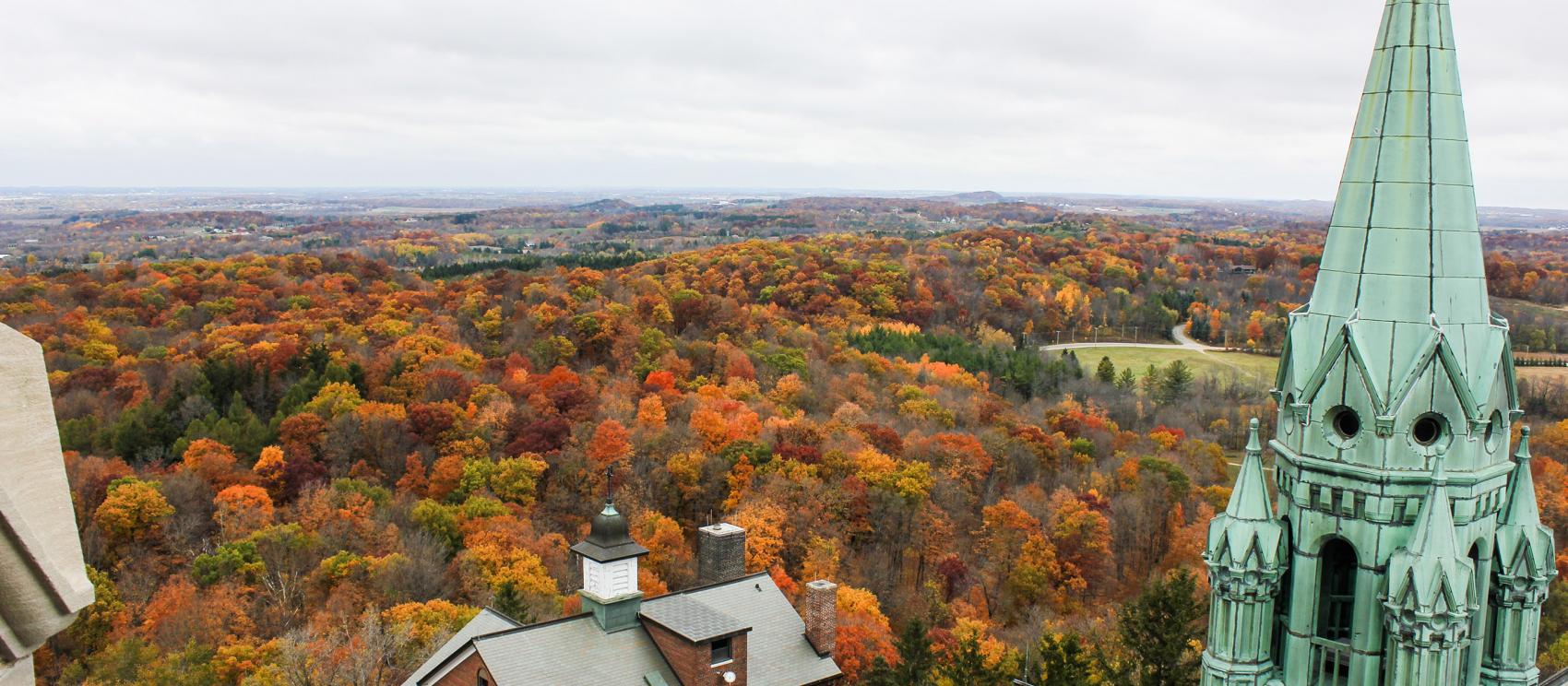 圣山圣母教堂的秋色