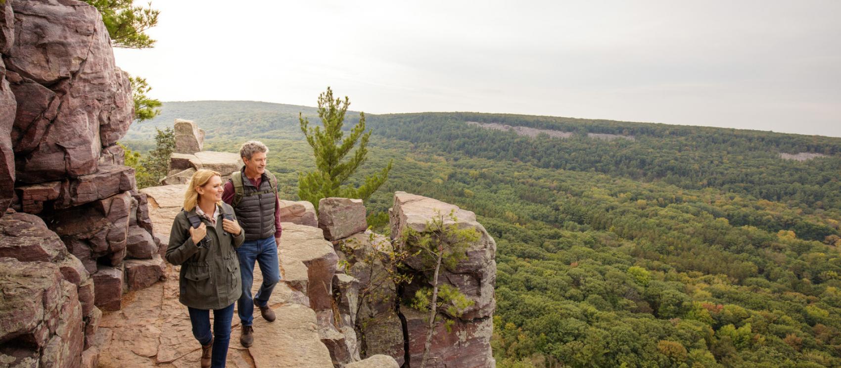 魔鬼湖州立公园岩石小路的徒步旅行
