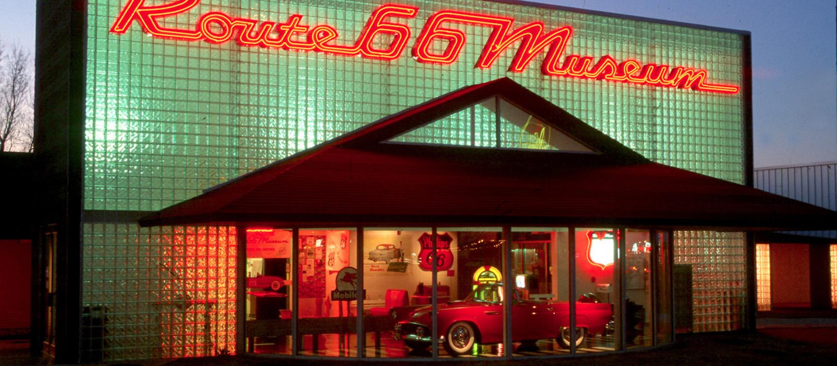 柯林顿镇上 66 号公路博物馆的霓虹灯光