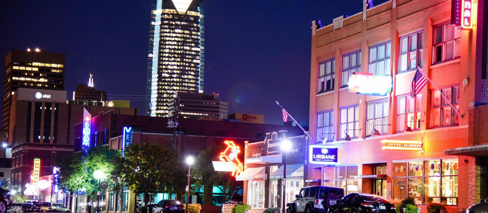 俄克拉荷马城 Automobile Alley 霓虹闪烁的夜景