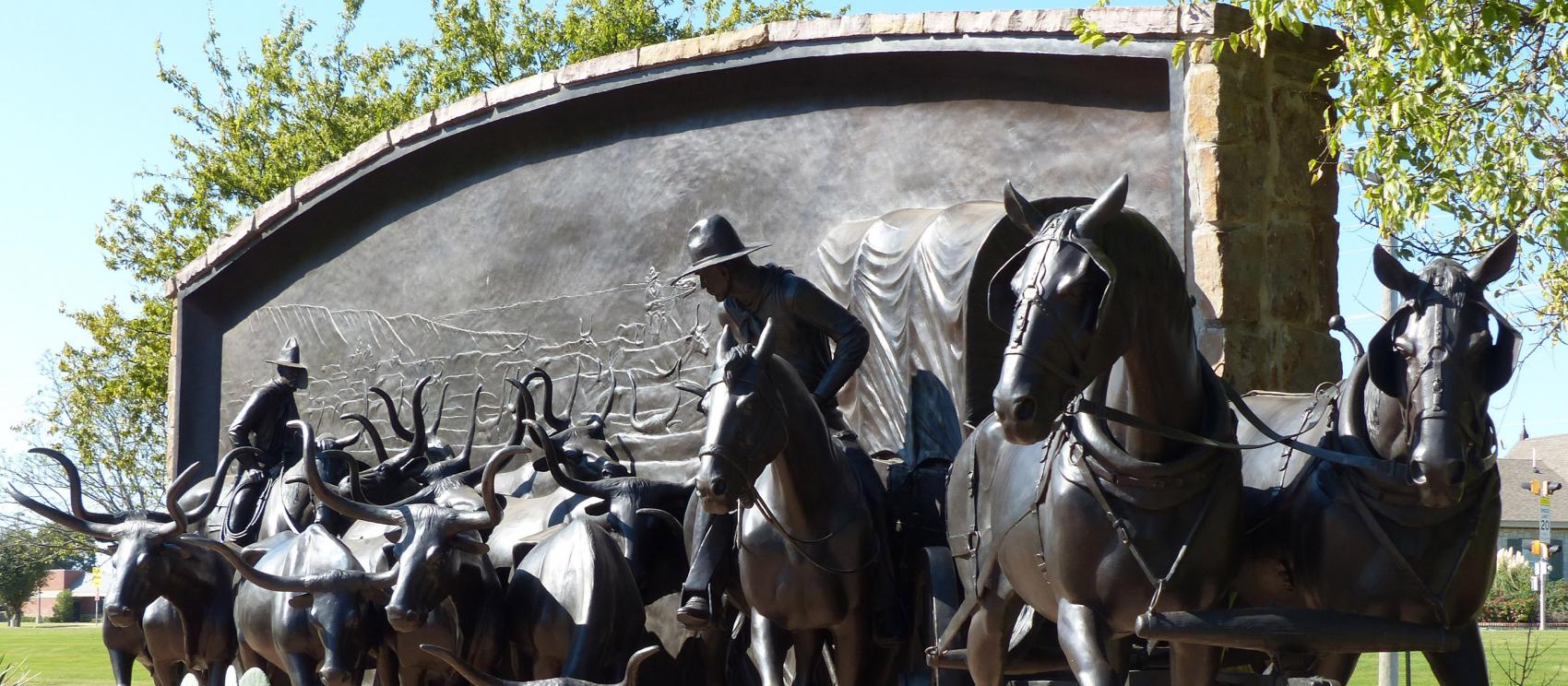 邓肯奇泽姆牛车道遗产中心的赶牛雕塑