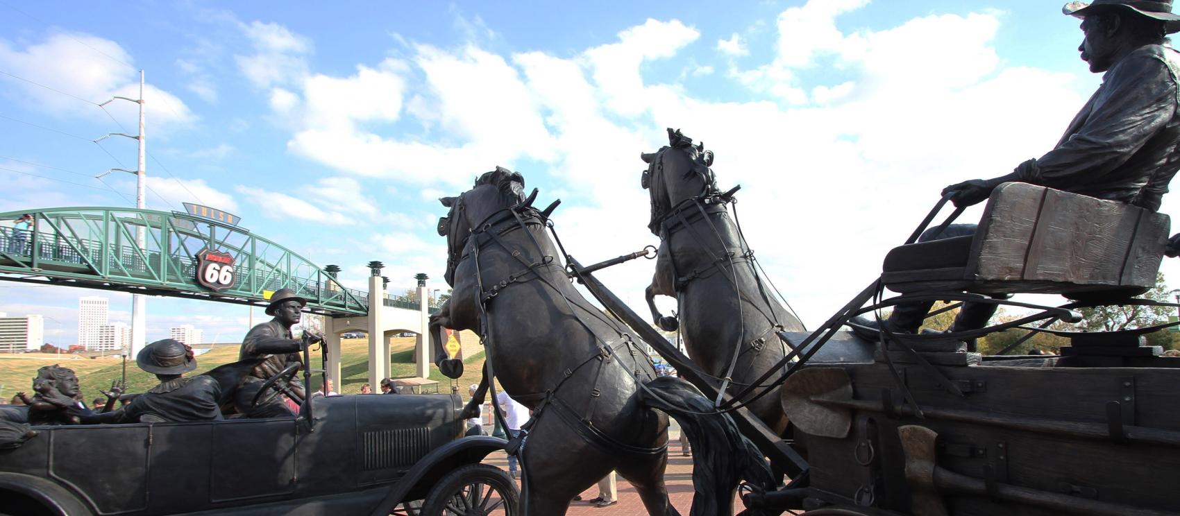 塔尔萨 66 号公路中点处设立的“东西相遇”雕塑：一辆马车与一辆轿车的相遇