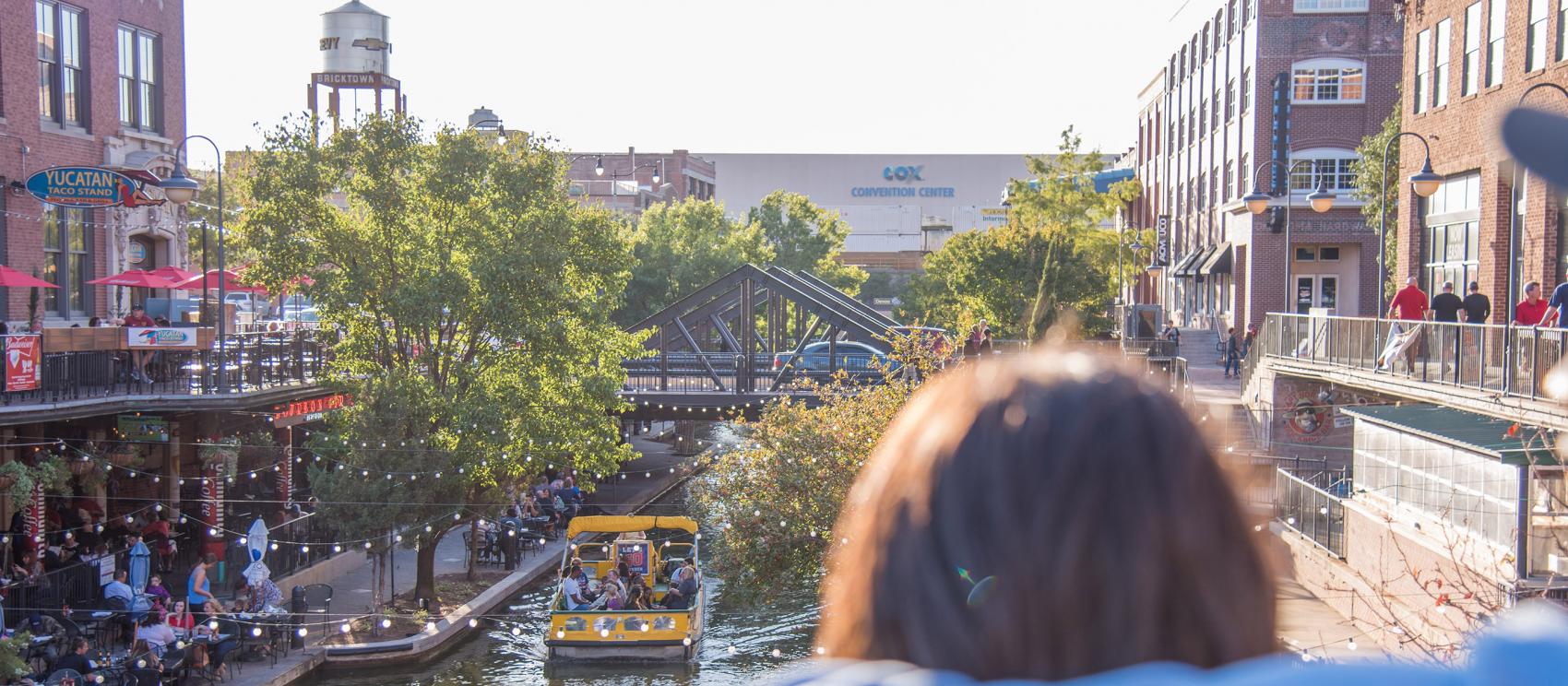 俯瞰俄克拉荷马城 Bricktown Canal 区的欢庆活动