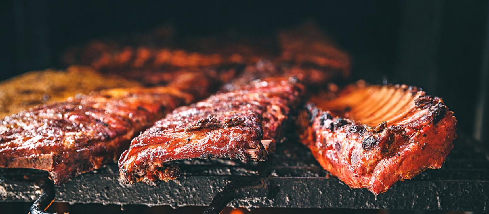 堪萨斯城 Woodyard Bar-B-Que 餐厅滚烫烤架上精心烹制而成的肋排 堪萨斯城 Woodyard Bar-B-Que 餐厅滚烫烤架上精心烹制而成的肋排