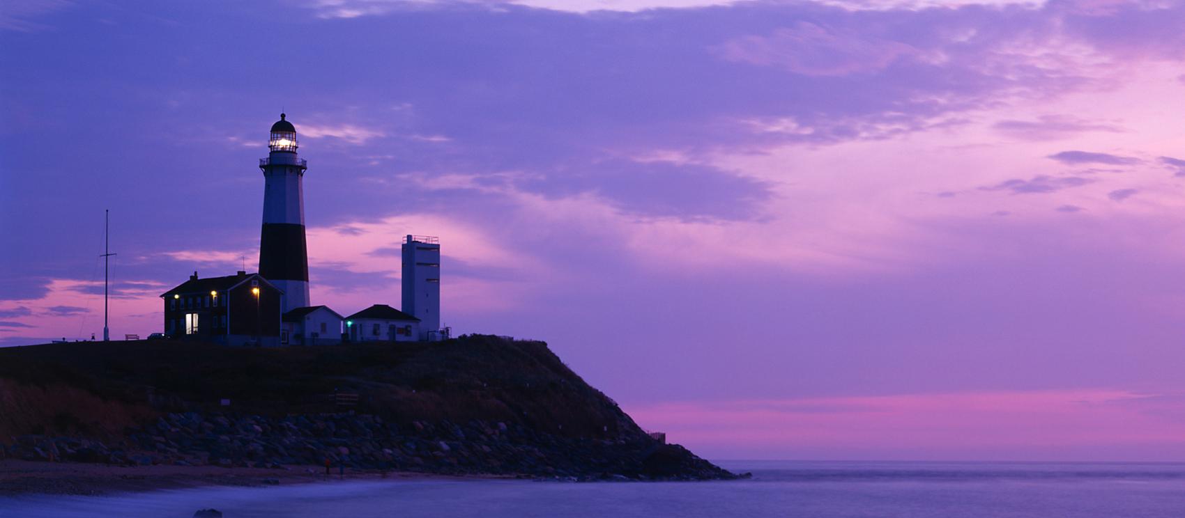 长岛的蒙托克角灯塔笼罩在一片淡紫色的天空下