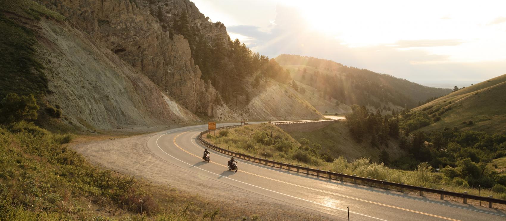 沿黑山风景优美的小道骑摩托车游览