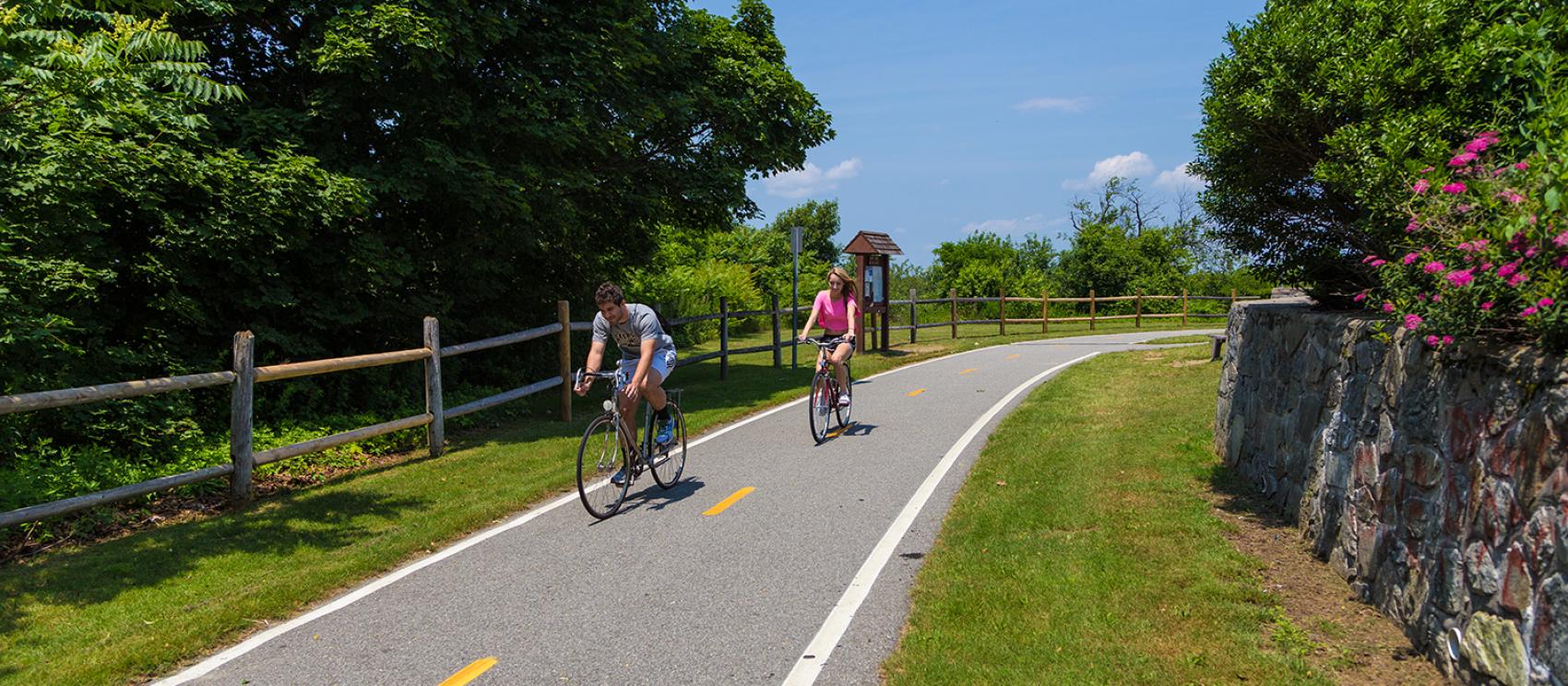 在普罗维登斯东湾自行车道上骑行