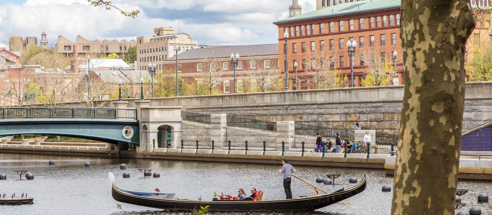 乘坐贡多拉船游遍普罗维登斯的三条河流