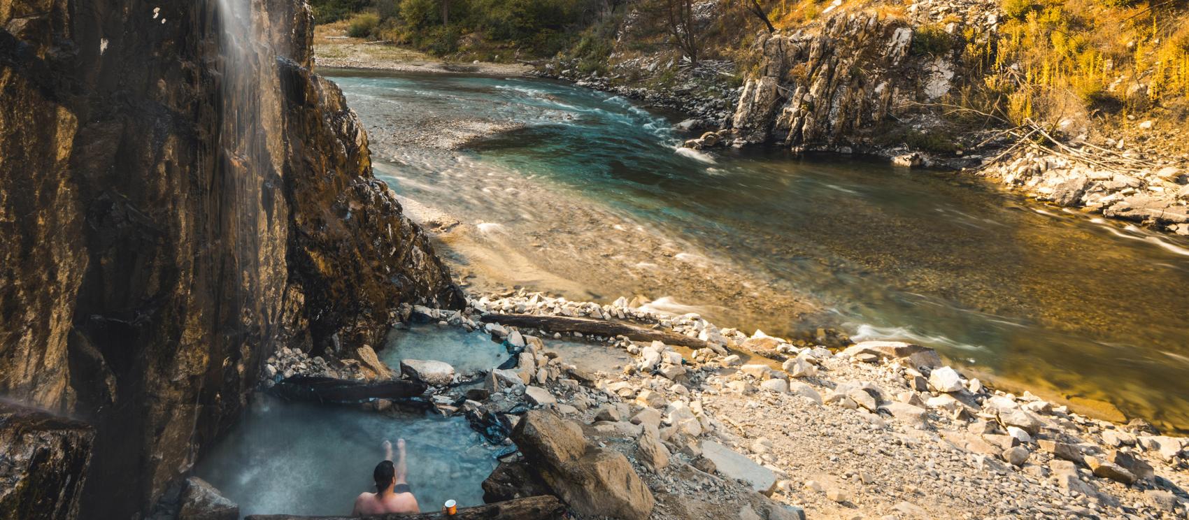 慵懒地浸泡在 Pine Flat 温泉中，观赏帕耶特河的美景