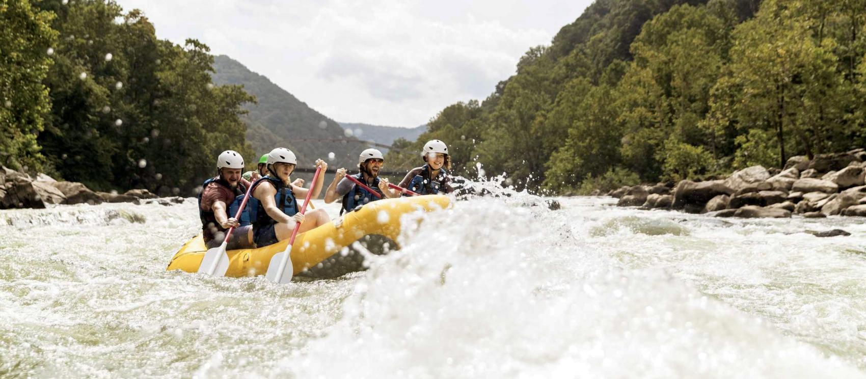 在新河峡体验惊险刺激的白水漂流