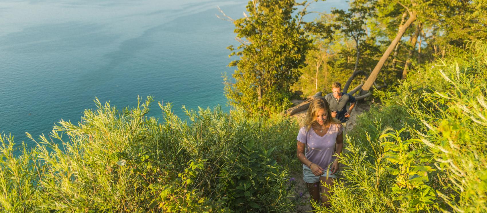 睡熊沙丘国家湖岸的金字塔点步道的壮丽景色