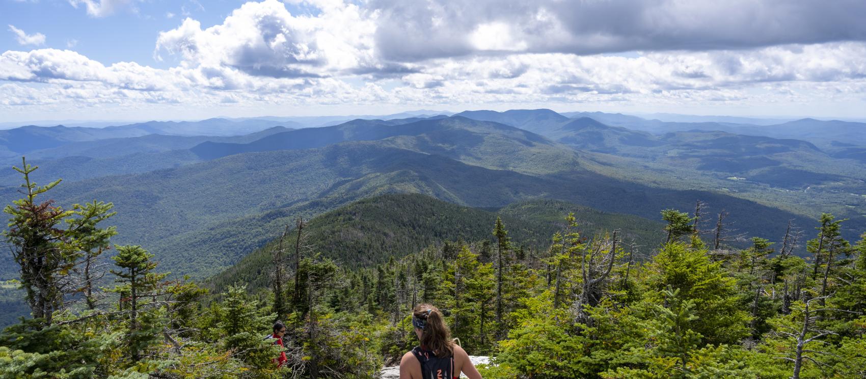 徒步旅行者在高达 1200 米的林肯亚伯拉罕山之巅饱览美景 徒步旅行者在高达 1200 米的林肯亚伯拉罕山之巅饱览美景