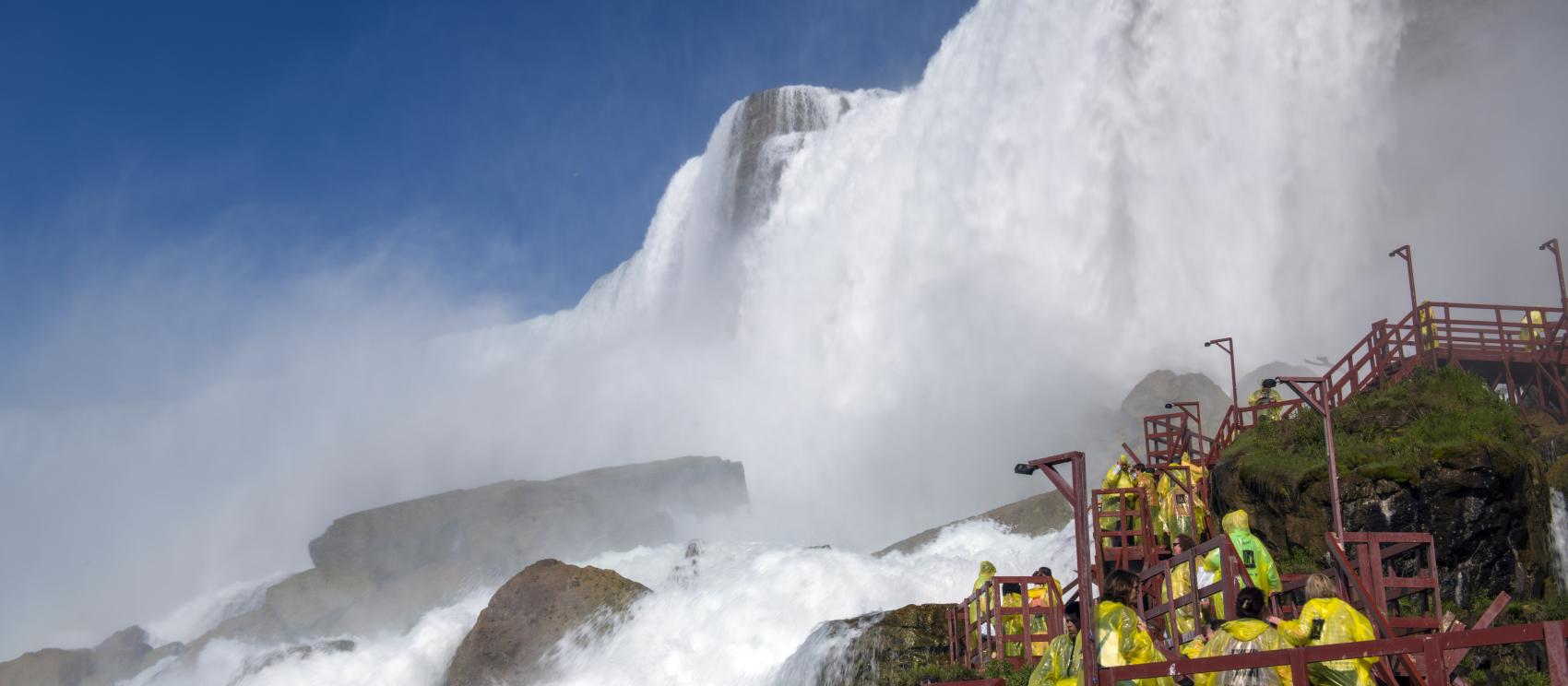 在风洞山之旅中近距离观赏尼亚加拉大瀑布