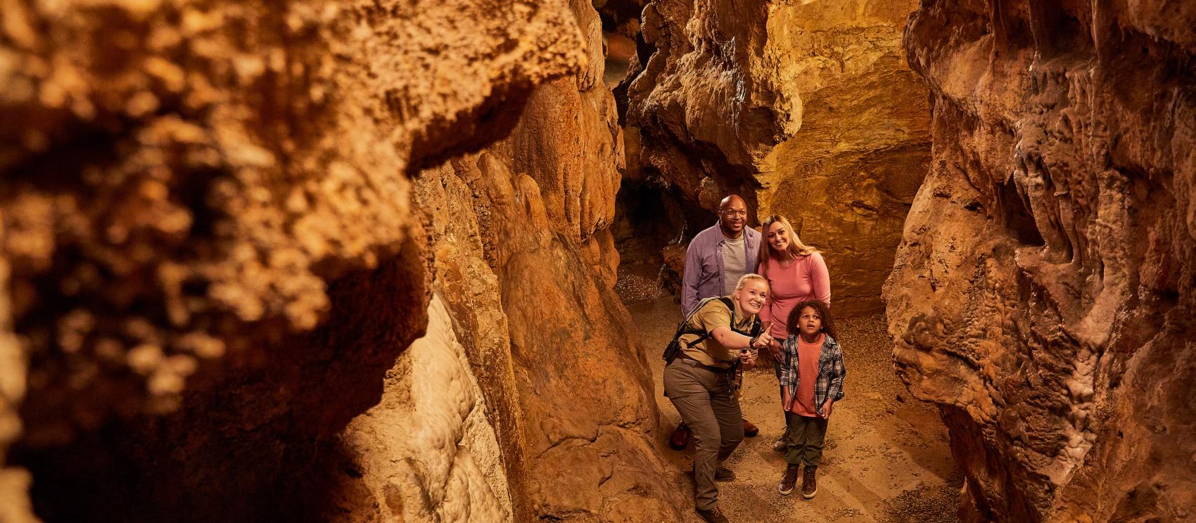 游览卡特洞穴度假村州立公园的石灰岩洞穴