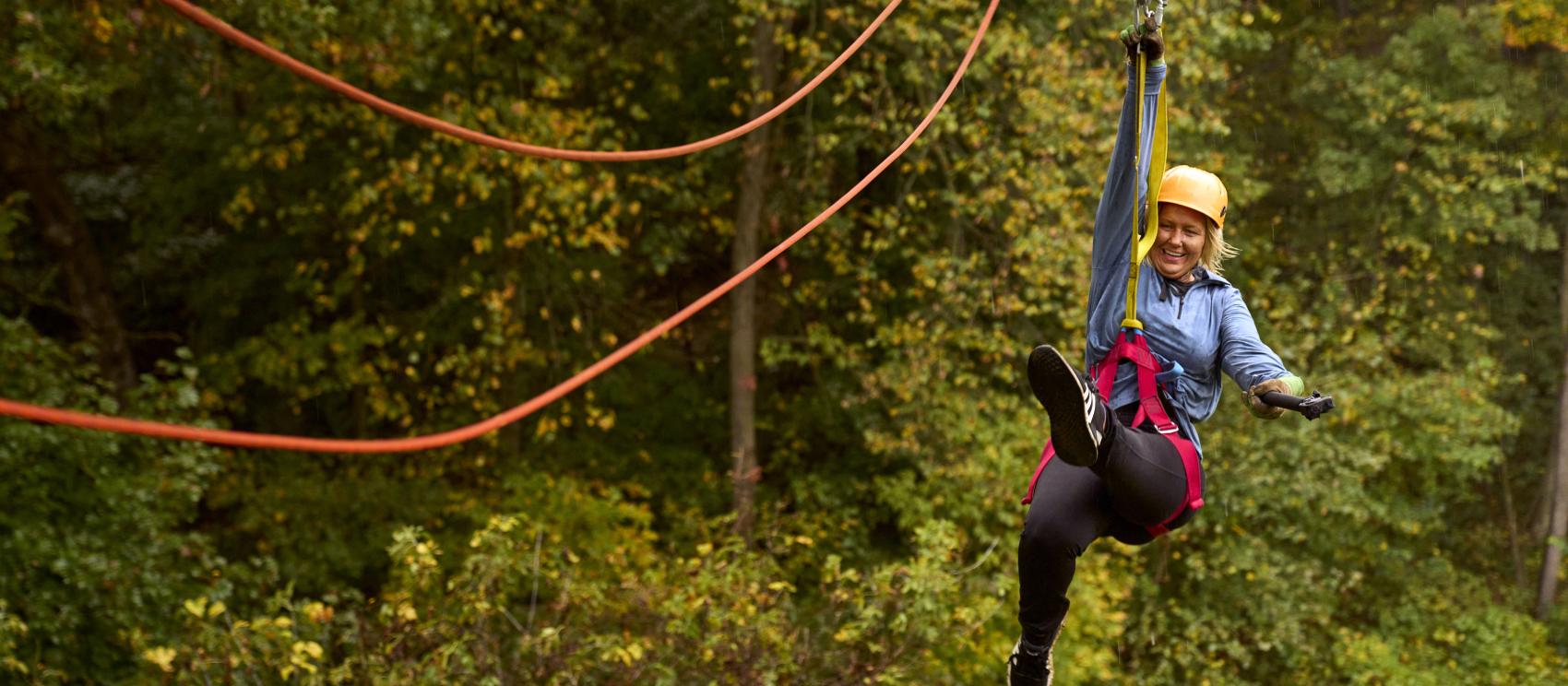 乘坐滑索飞越迪比克的 Union Park 峡谷