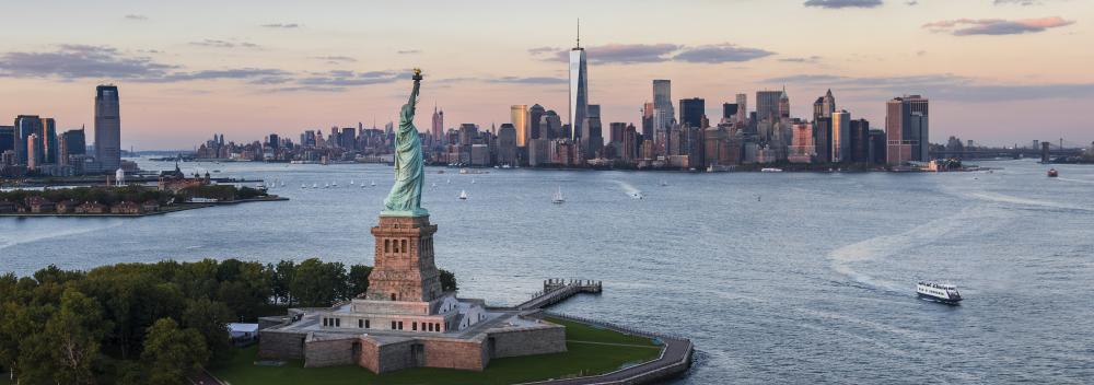 自由女神像和纽约市的迷人天际线
