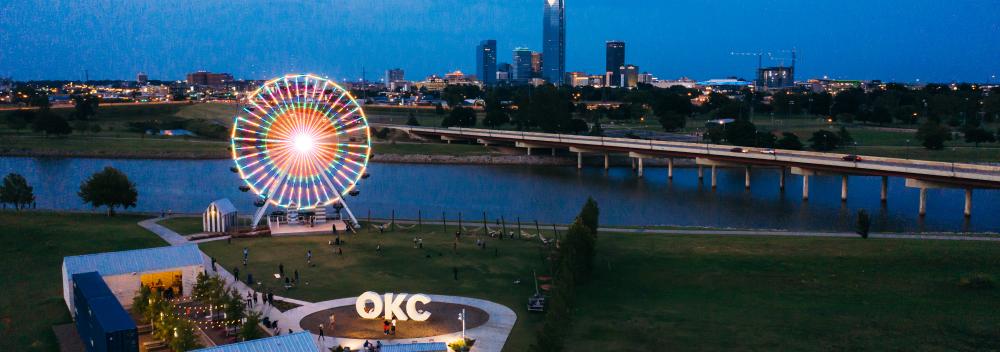 俯瞰俄克拉荷马河和俄克拉荷马城市中心的灯光闪烁的 Wheeler Ferris Wheel 摩天轮