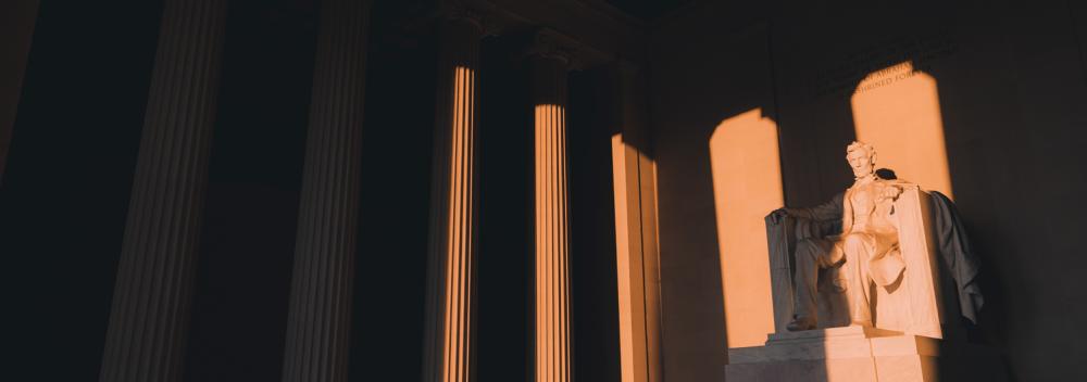 阳光照耀在华盛顿哥伦比亚特区的林肯纪念堂上