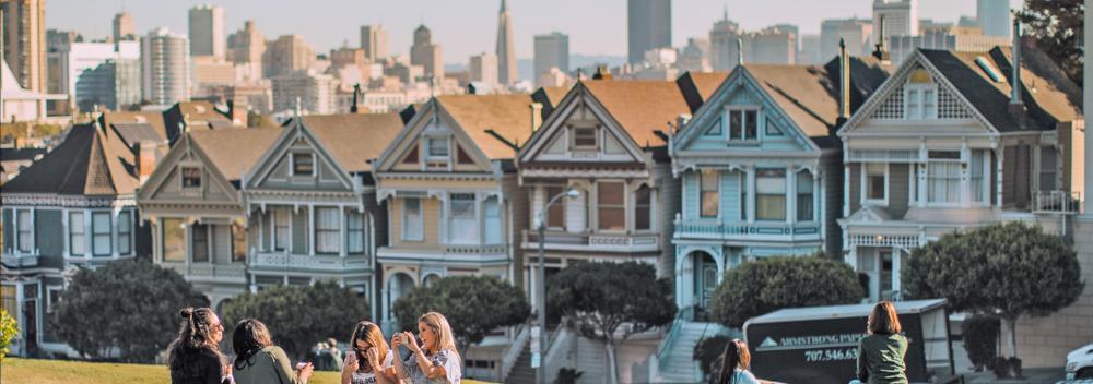 加利福尼亚州旧金山五彩斑斓的排屋——“彩绘女士”建筑