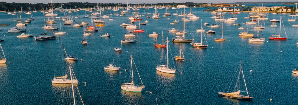罗德岛州纽波特五颜六色的帆船